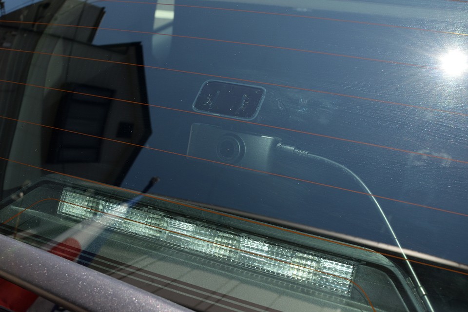 リアカメラがコレ。リアも200万画素あるので、ナンバーなんかもハッキリと映ります。