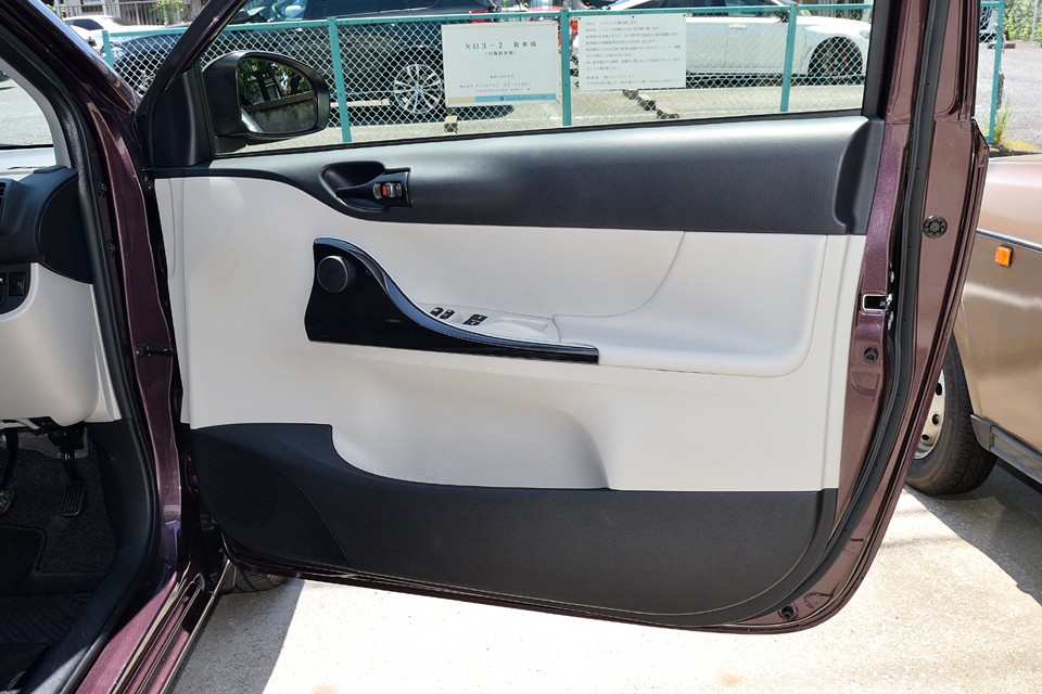 ドアの内張を含む内装も汚れは皆無。新車時特有の例のトヨタ臭がまだまだ強烈に残っている状態と言えば、お分かりいただけるかと。