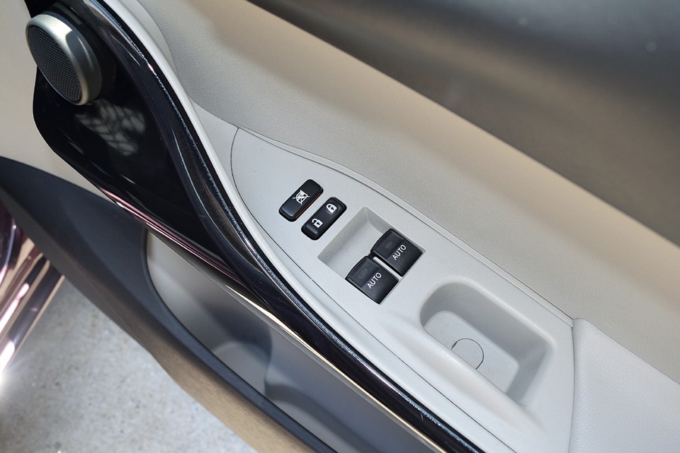 汚れやすい運転席のドアスイッチ周りもこの状態。