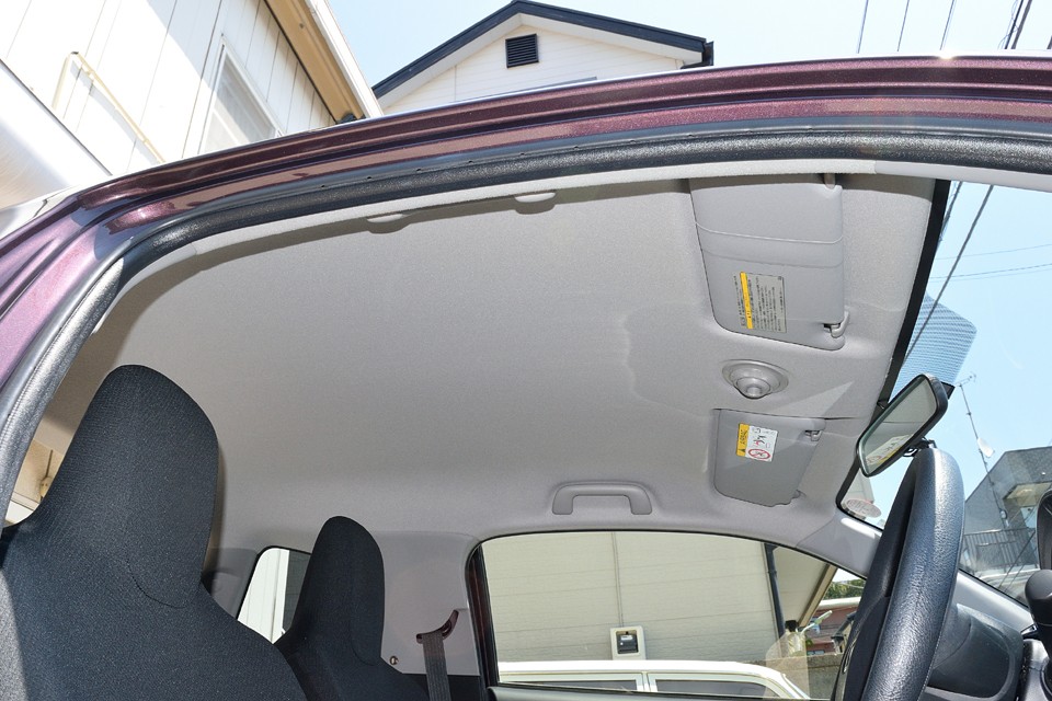 汚れが目立ちやすいはずの白系の天張りも清潔そのもの！ルームランプ周りのモヤモヤは汚れではなく、光の反射ですので念のため。