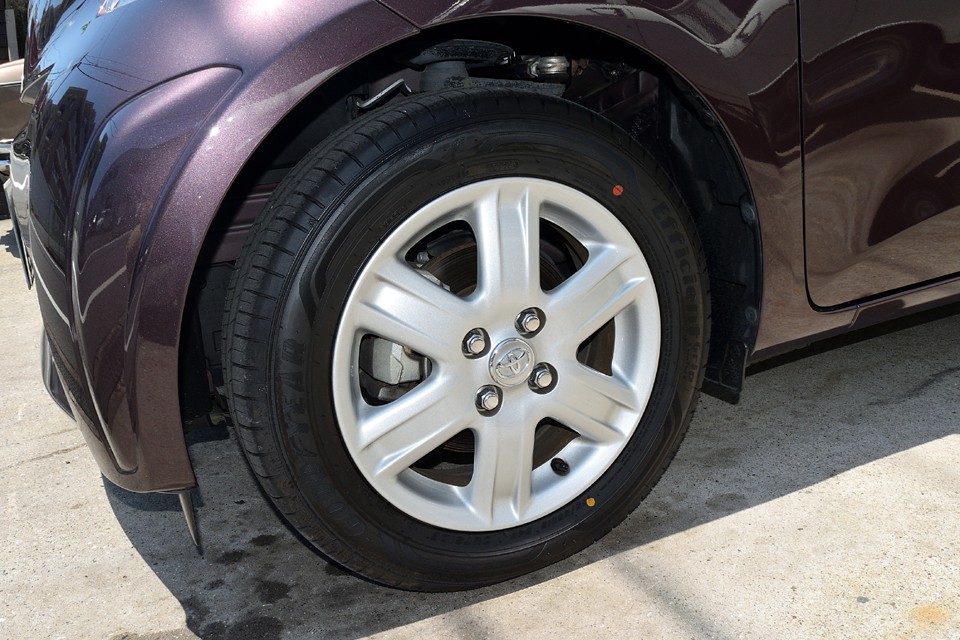 オプション設定のアルミホイールを装着。もちろん4本ともにキズらしいキズは見受けられません。