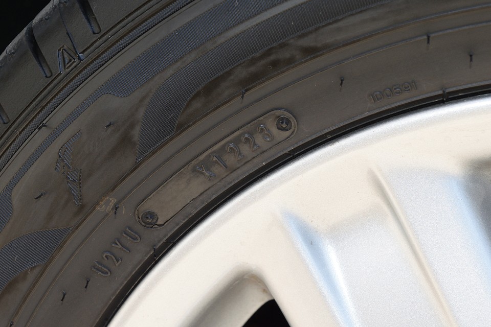 悲しみの前オーナー様（苦笑）がご購入された時（令和5年6月）に交換したDUNLOPタイヤ。確かに2023年製造の刻印があります。