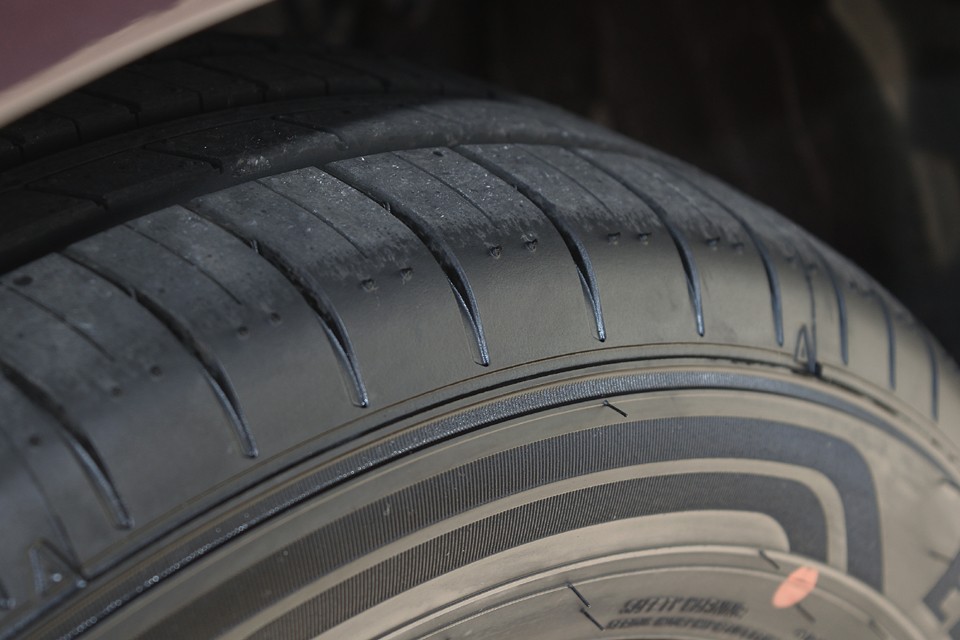 トレッド面のイボイボやサイドウォールのヒゲヒゲもまだハッキリと残っている状態です。走行わずか130kmくらいなので、当然と言えば当然。
