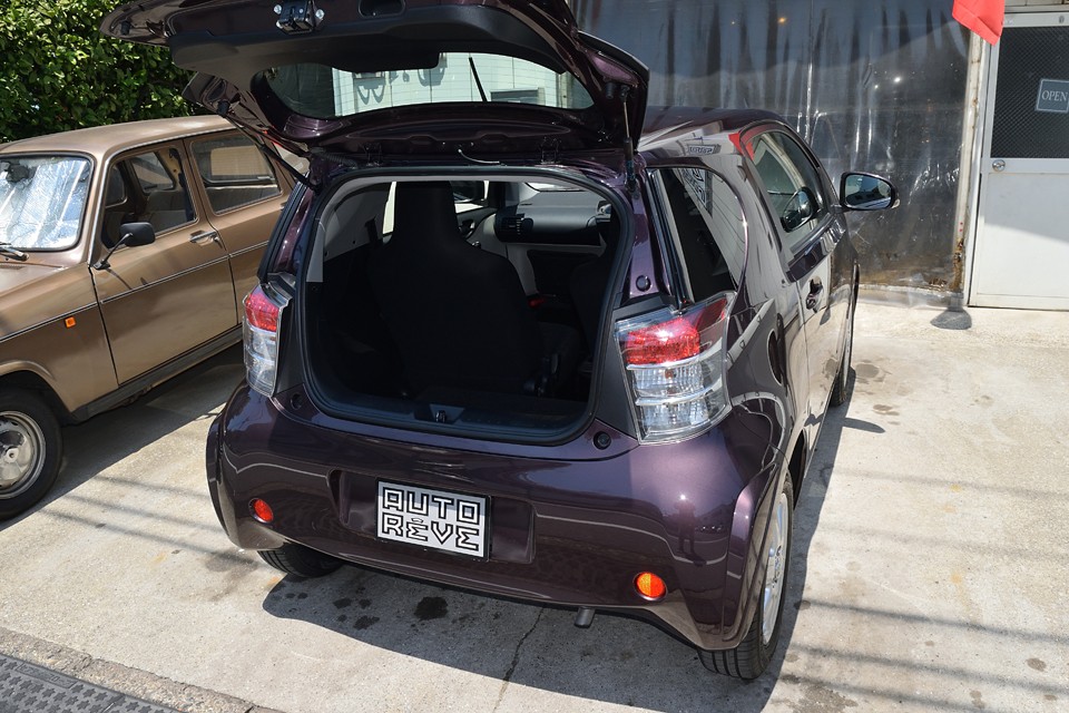 開閉の楽な軽いトランクハッチを開けると、外観からは分からないほどの広いトランクスペースが！