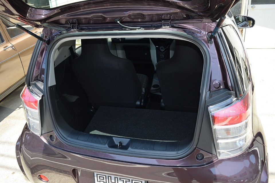 2シーターモデルですので、これだけのスペースがあります。ゴルフバック2ヶくらいなら軽く積めそうです。