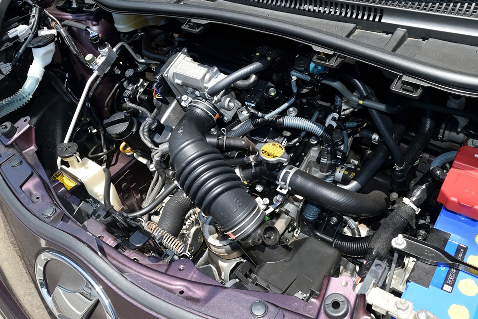 おっと、忘れるところでした。前画面の通りバッテリーは令和5年6月のご購入時にパナソニック製のCAOSバッテリーに交換済です！・・・にしても、エンジンルームのキレイなこと！