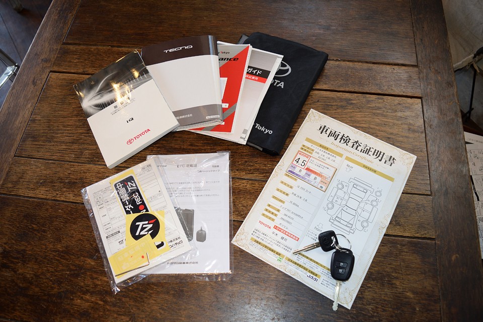 付属の書類です。残念ながら前オーナー様が加入されたトヨタディーラーの延長保証は継承されませんが、弊社保証をお付けしますのでご安心くださいませ。