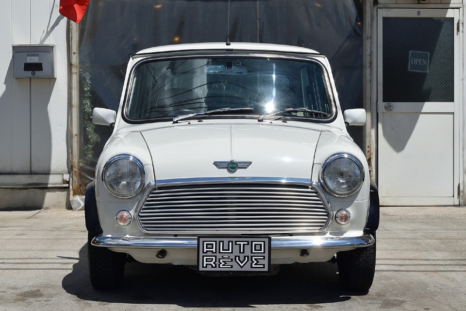 ミニでは良くあるサイドシルやドア下周りのサビ・・・どんなに自分仕様に仕上げようと思っても、ドアにサビ穴があっては台無しですよね。