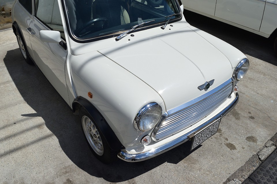 それに合わせて、オーバーフェンダーパッキン、ウインドウウエザー、ガラスモール、サイドマーカー、トランクヒンジガスケット、ドアハンドルガスケット、前後エンブレム（MINI）等々を交換済。