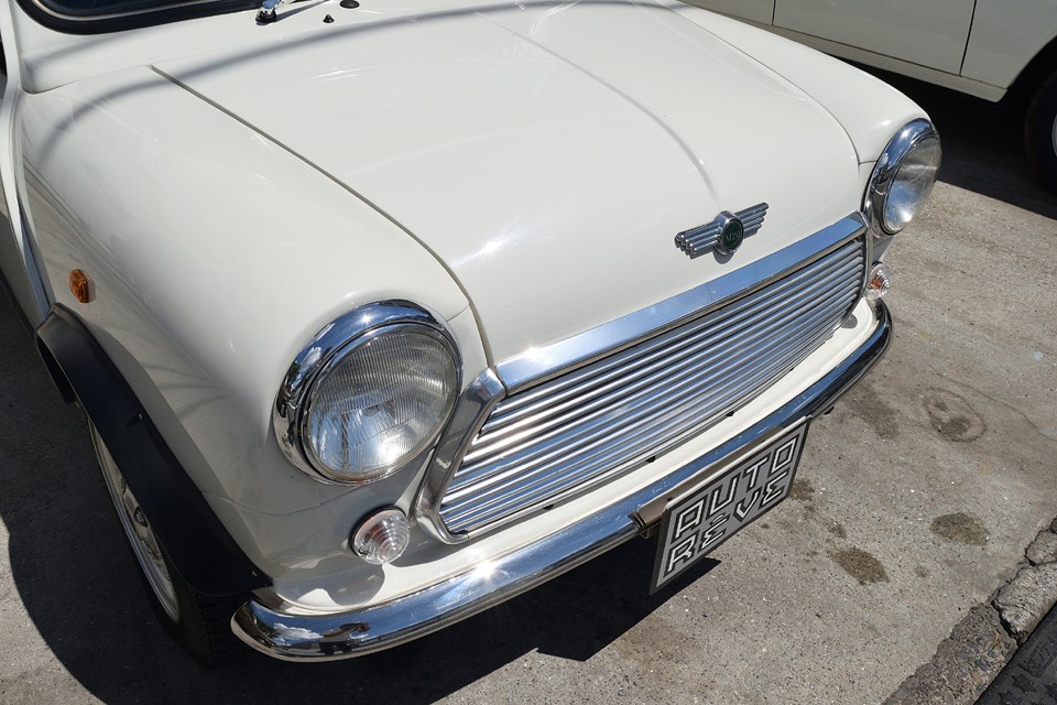 エンジンや足回り等の機関や、内外装をすべて脱着して、そのすべてを新品交換するフルレストアを施したわけではないので、元々の部品も数多いのですが・・・。