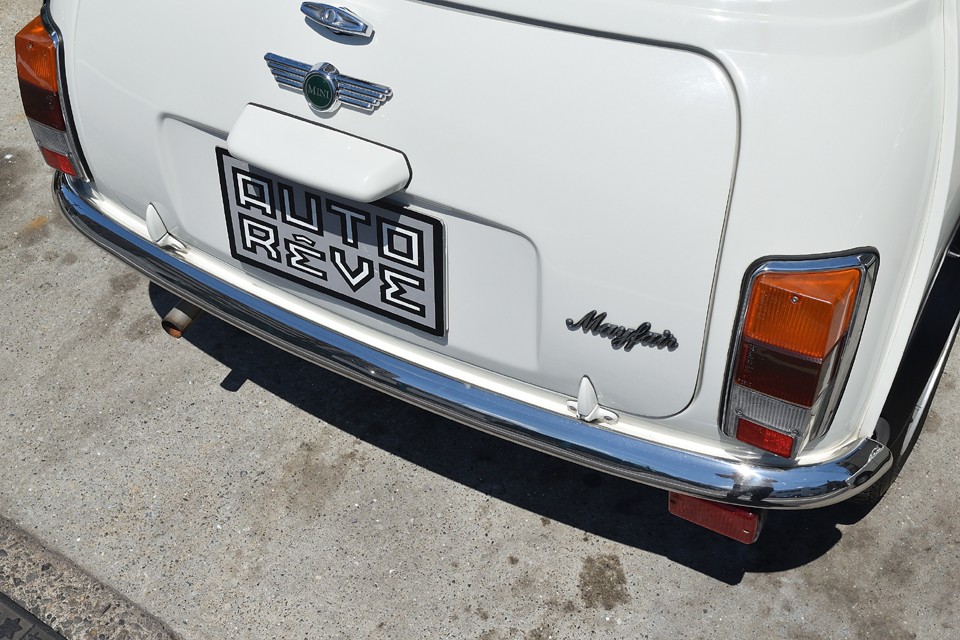 例えばライトリムやグリル、そしてこの前後バンパー等、交換する必要の無い、とても良い状態。これらを見るとそもそも大切にされていた個体というのが分かりますね。