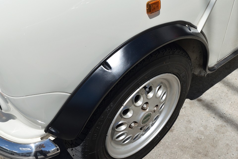 劣化で変色してカサカサになってしまう、この樹脂フェンダーなんかを交換してスッキリリファイン！