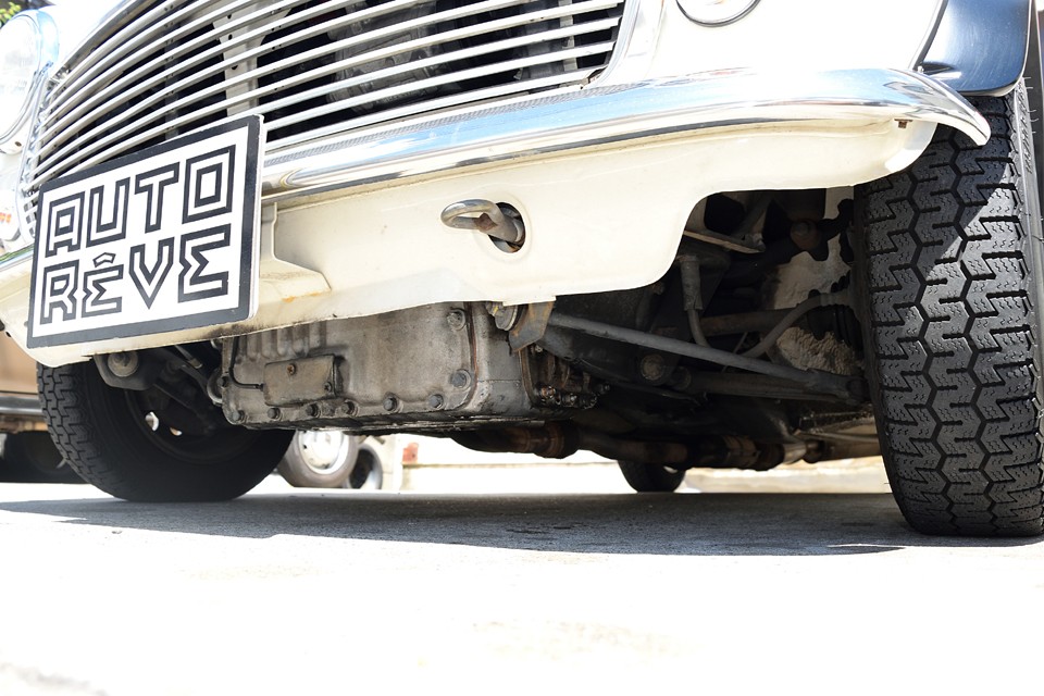 前オーナー様のお好みなのか、アンダーパネルが外れた状態ですが、おかげでエンジンの状態が良く見えます。ミニでは鬼門のオイル漏れも無く、ご安心いただける状態ではないかと。