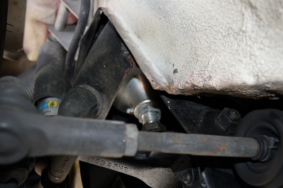 コイルバネは、ソフトな乗り心地のFバネレート140、Rバネレート100を装着し、乗り心地を劇的に改善済なのです！ちなみにショックは、チラッと写ってますがビルシュタインに交換済！