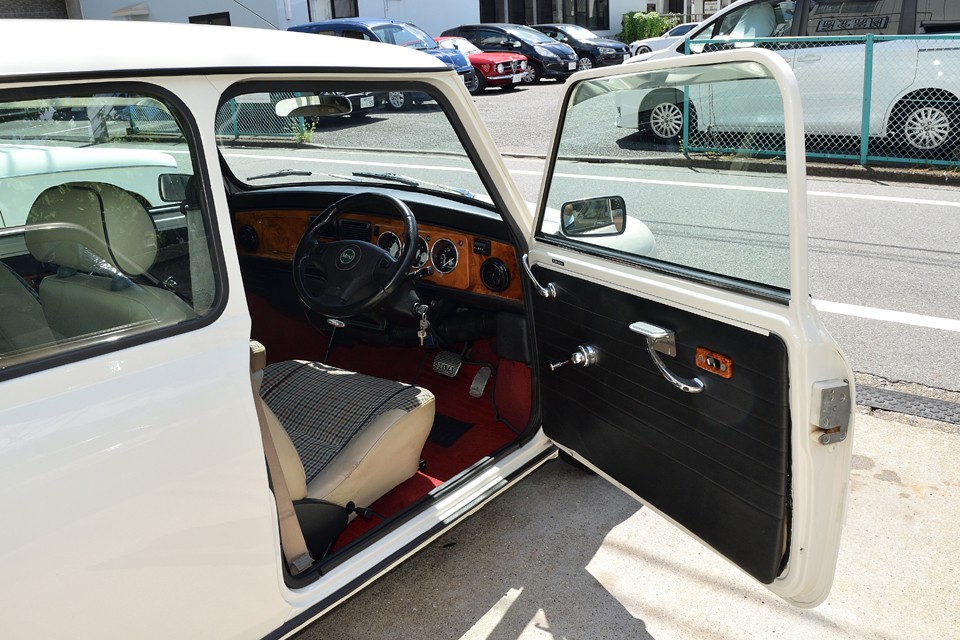 それでは内装のご紹介です！外観同様、オリジナル度の高さ＋チョイ足しアイテムがちょうどいい感じ！ご覧くださいませ～！