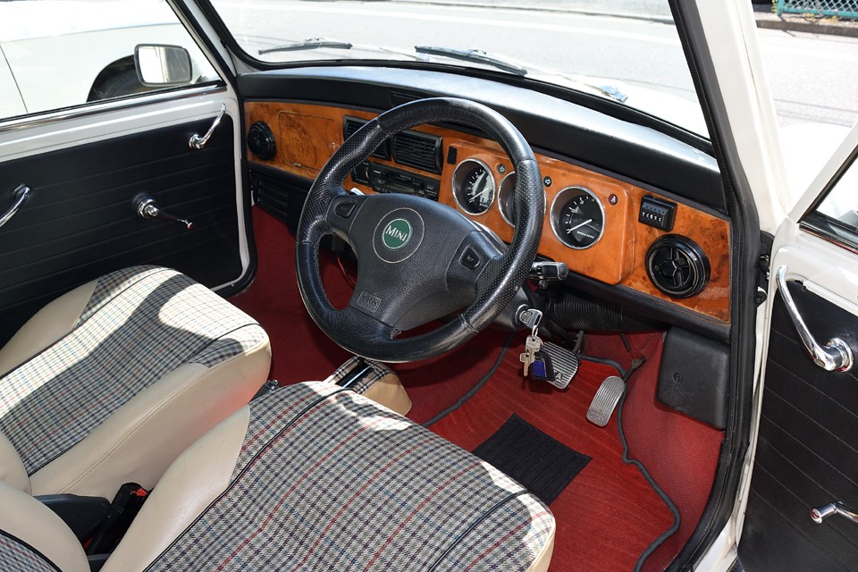 パッと見はオリジナルそのもの。よほど詳しい方で無いとカスタム個所が分からないほど、オリジナルの雰囲気に馴染んだ自然なたたずまい。