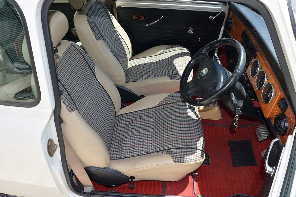 メイフィア独特のチェック柄が英国車らしらを感じさせます。状態は運転席に少し使用感ありますが、他はかなりキレイで清潔な印象です。