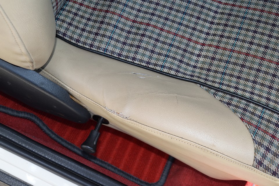 運転席座面の右側は乗り降りでどうしてもヘタってしまうところ。ご覧の小破れがあります。