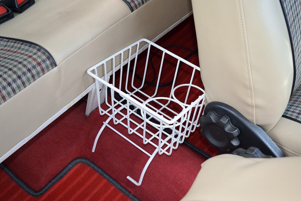 ちなみに物入の少ないミニでは重宝する、ご覧のドリンクホルダー付き小物入れラックもおまけで付属します。