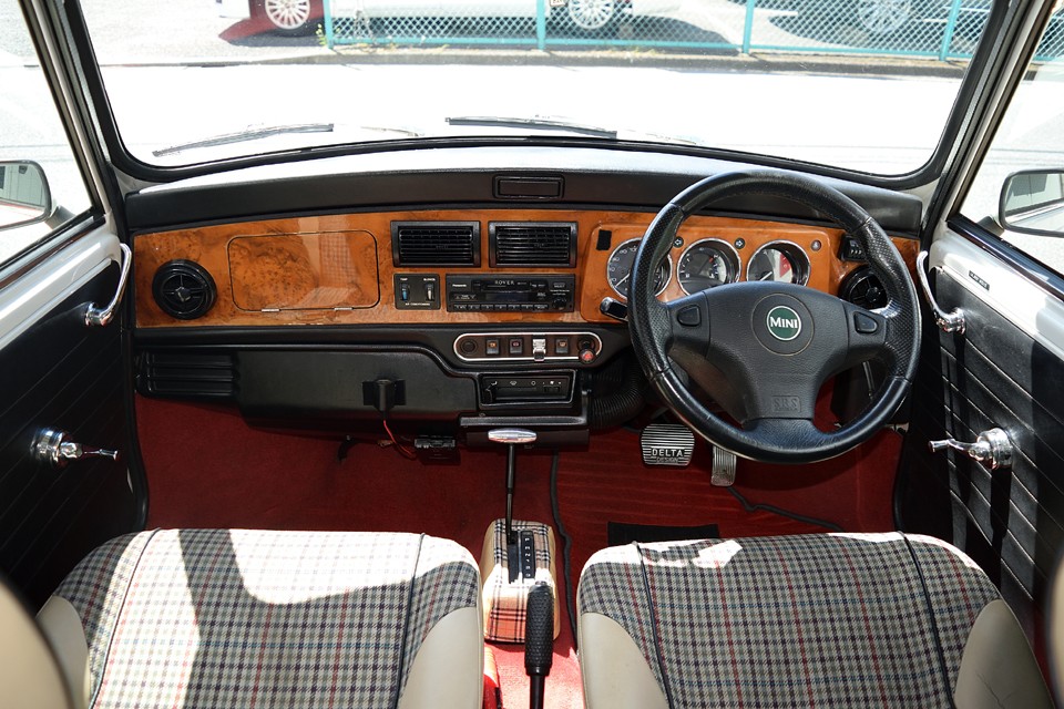 長い歴史のあるミニなので、多数の仕様がありますが、なかでもインテリアに関しては、この最終の木目パネル＆太いレザーステアリング＆赤カーペットが個人的には断トツナンバー1！