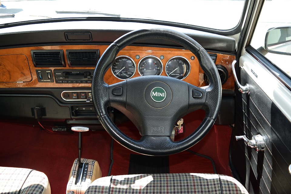 もちろんナルディやモトリタのウッドステアリングも素敵ですが、それは後々じっくりとお考えいただくとして、まずはこのオリジナルを知ることが大切ではないかと。