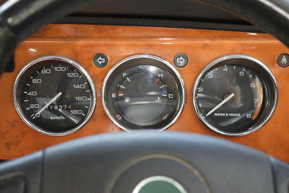 実走行71,937km。毎日乗られる通勤車や生活車と比べると、走行距離は少なめの趣味車ですが、でもそれを差し引いても25年経過したクルマとしては少ないですね。それがこの個体の程度の良さに表れていると思います。