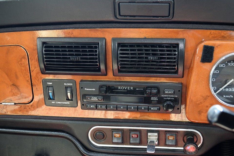 木目パネルにキッチリと収まる純正のオーディオが逆に新鮮です。折角ですからコレはこのままにしておいて、音楽環境良くしたければ、今はいろんな手段がありますから、それを考えるのがよろしいかと。それと、もちろんクーラーは正常に機能しています。