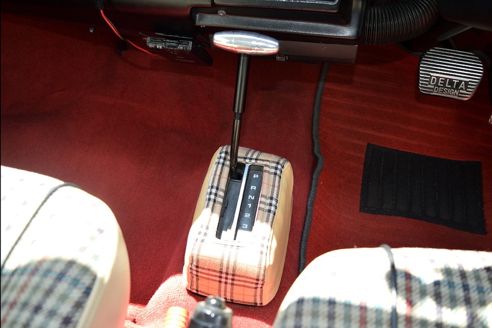 インテリアでは目立つポイントのひとつ。ドアハンドルやドアノブと同様にメタルに換装されたシフトノブに、シート柄に似たバーバリーチェックのシフトレバーハウジングカバー！センスですね。