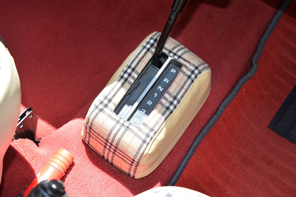 英国車のミニにはピッタリ！一度こうしてしまうと、元の黒いプラスチックのカバーに戻す選択肢は無くなりますね。