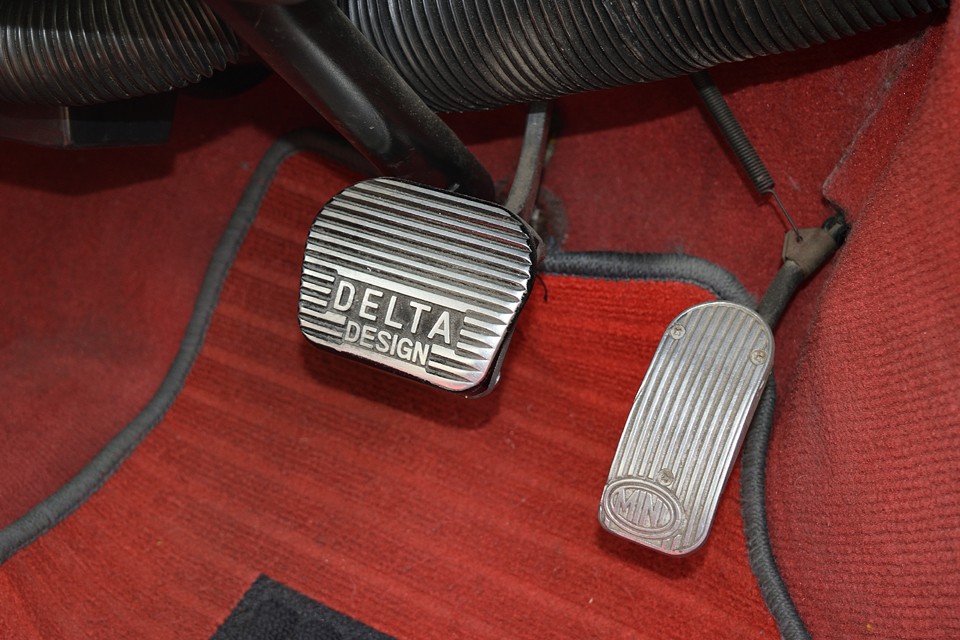 直接操作にからむペダルは、老舗ミニ屋さんのMINI DELTA製こだわりパーツで機能性アップ！
