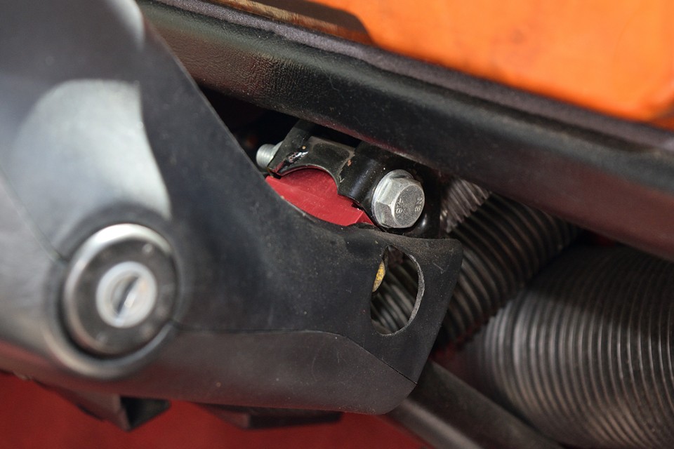 それからこれも定番ですが、ハンドル位置を少し下げて操作性を良くするステアリングアジャスターも設置済！本来は画面中央のボルトがカバーの穴部分にあるはずですから、かなり下がった状態になります。