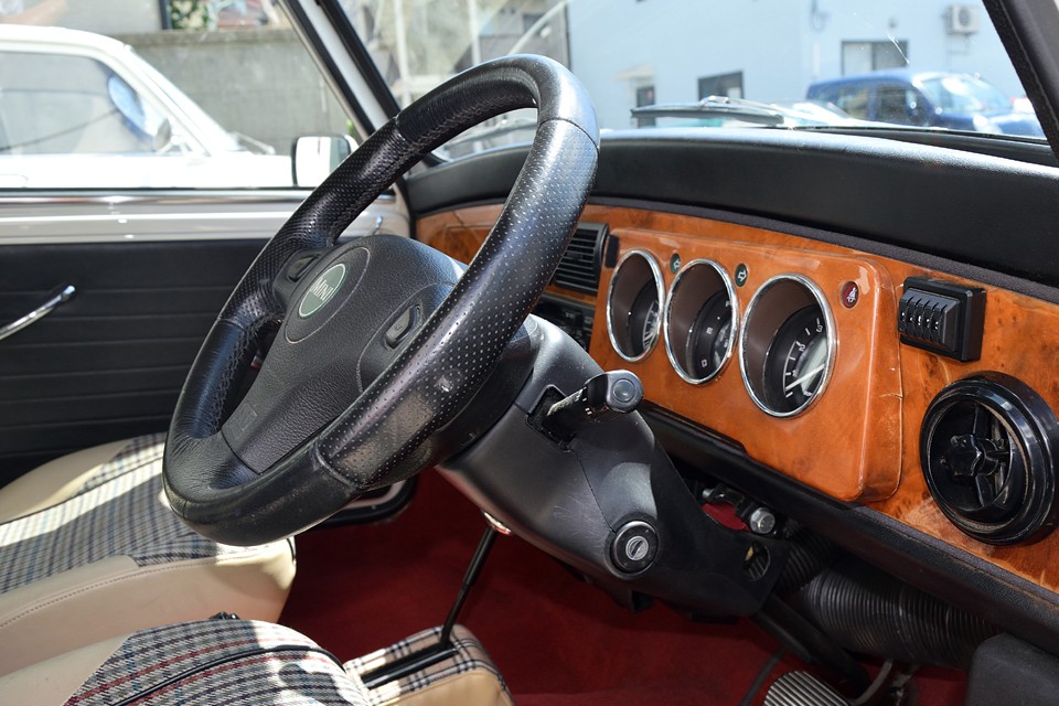 これでちょうど良い感じですね・・・って言うか、オリジナルのハンドル位置、どれだけ高くて上向いてるねん！（怒）