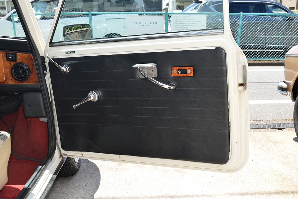 ドア内側のオープナー、ウインドウハンドル、ドアハンドルはすべて質感の良いメタル部品に換装されています。黒い内張だと映えますね。