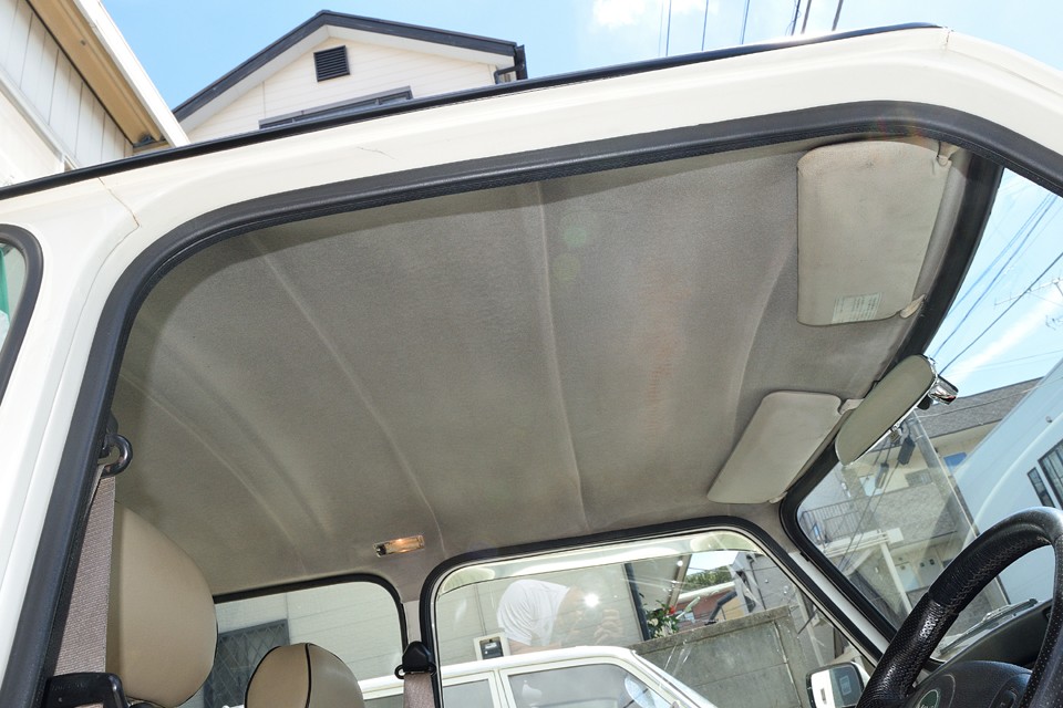 モケットの天張りはもともと少しグレー掛かった生地なので、薄汚れたように見えますが、実際はそれほどではありません。