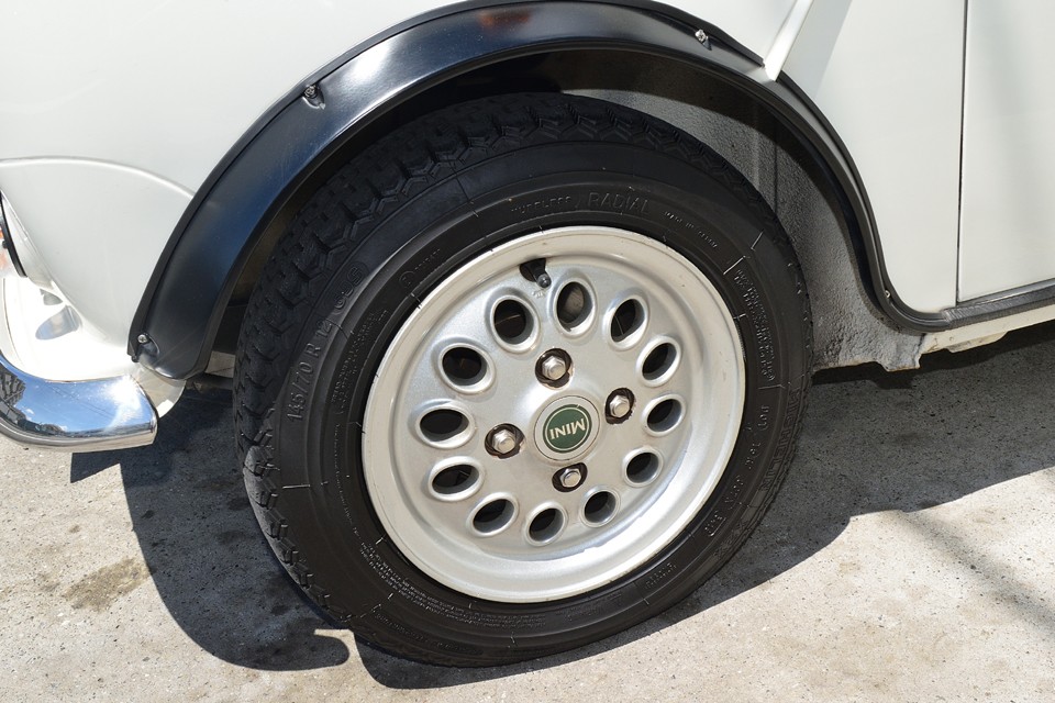 純正アルミホイールも比較的良い状態と言えますが、無キズというわけではありません。