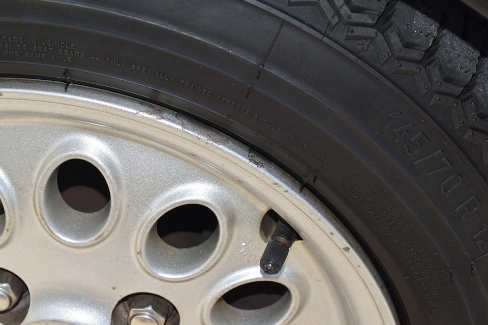 一番目立つキズがコレでしょうか。ホイールの削れはあまりありませんが、塗装が剥がれた個所がいくつかあります。