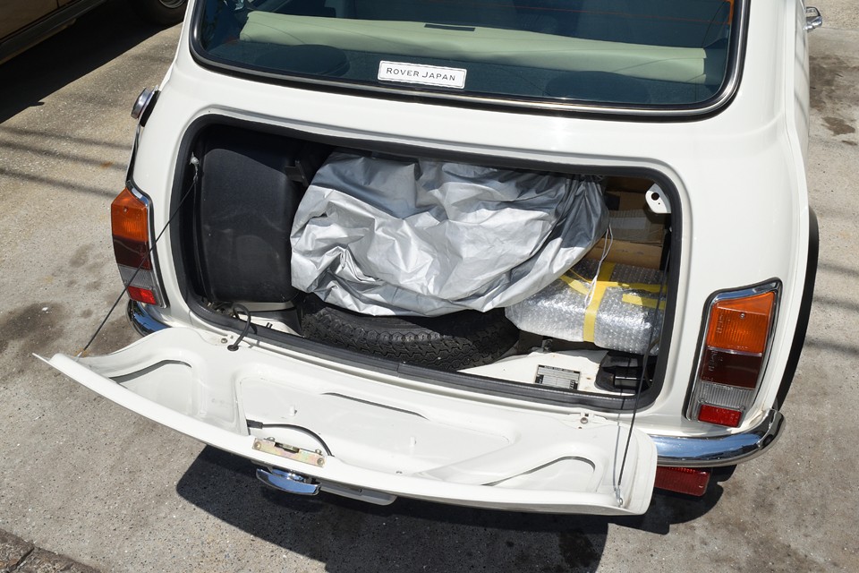 ラゲッジスペースは十分とは言えませんが、必要最小限の荷物は積めますのでご安心を。現在、付属のボディカバー、交換したいくつかの部品、ＣＤチェンジャーが積んであります。