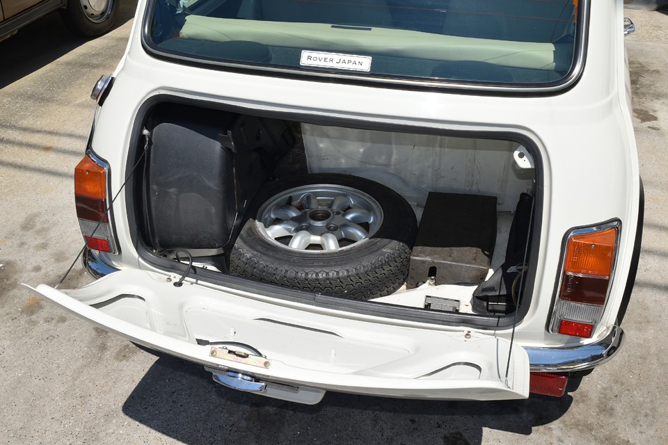 燃料タンク、スペアタイヤ、バッテリー、純正ジャッキと必要なものだけでこれだけスペース使うので、むしろ良くこれだけのラゲッジスペースを確保したなぁと感心します。