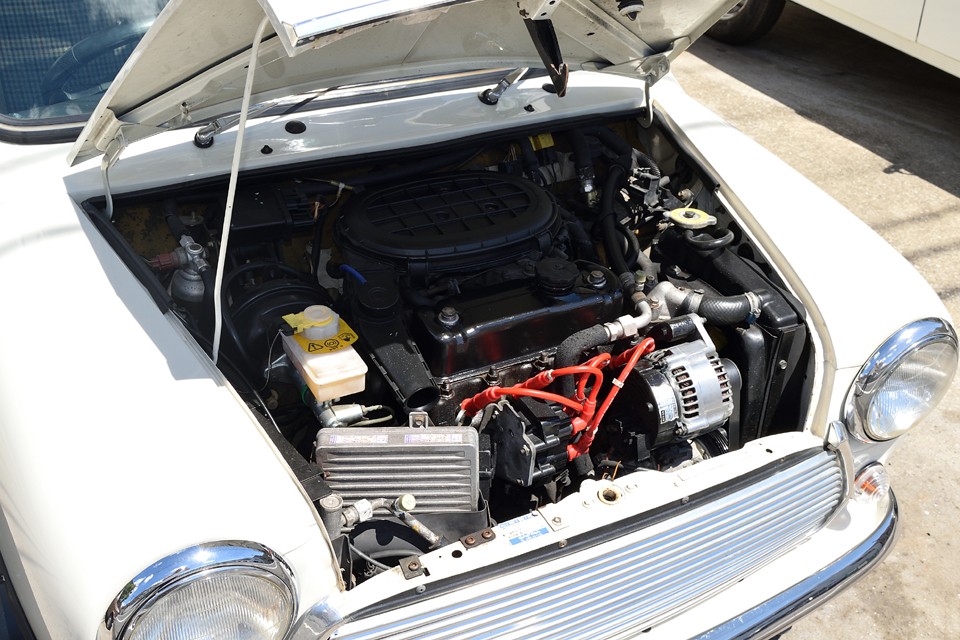 エンジンルームも基本オリジナルのまま。様々なカスタムパーツがあるので、誘惑に駆られて手を入れたくなるミニですが、そのせいか中途半端な状態のものが多いのも事実。まずはオリジナルを知った上で、がよろしいかと。