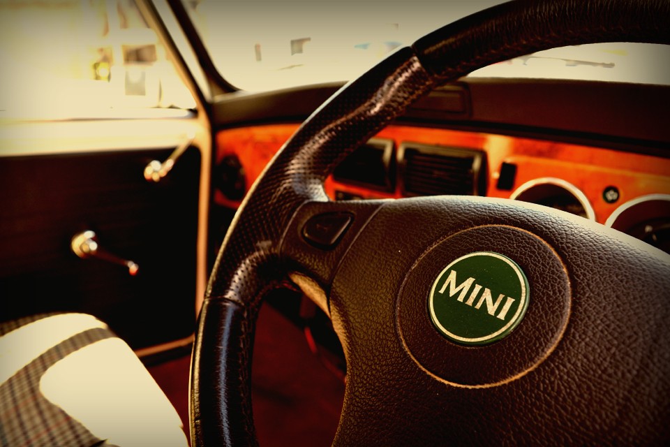 そんな不具合があるけど、やはりその可愛らしい顔に、プリっとしたお尻、ハチマキして頑張ってるように見えるルーフに、短足なのに頑張って走る姿に・・・。