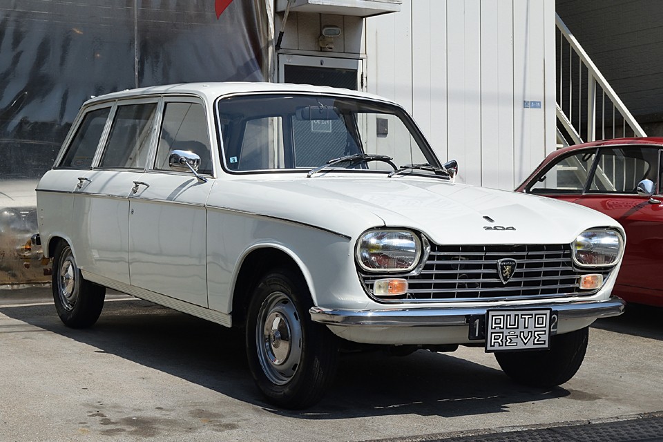 ここ何年か動いていなかったようで、弊社入庫時はクラッチやブレーキも怪しく、燃料ラインも詰まり気味でしたが、ようやく復活しました！