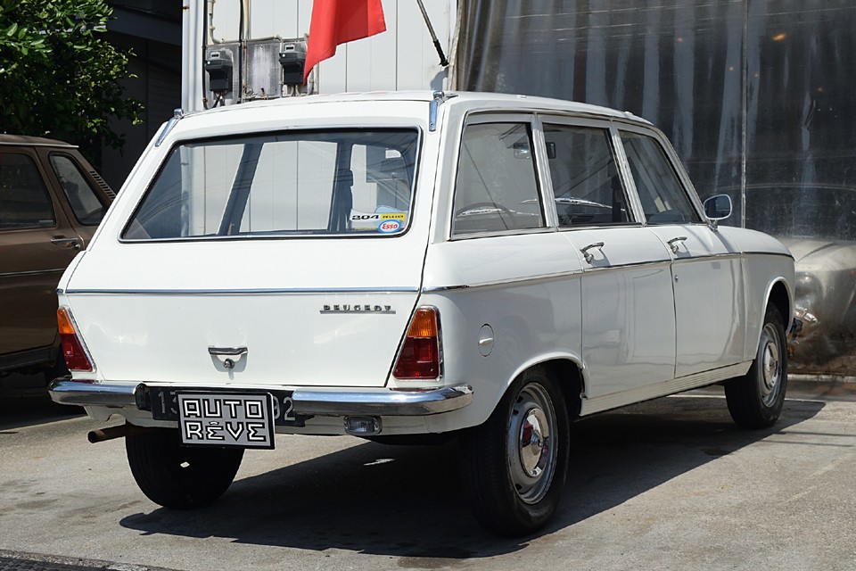 もはやプジョーのアイコンになっている三角形のテールレンズ！シンプルなのに一瞬でプジョーって分かるデザイン！