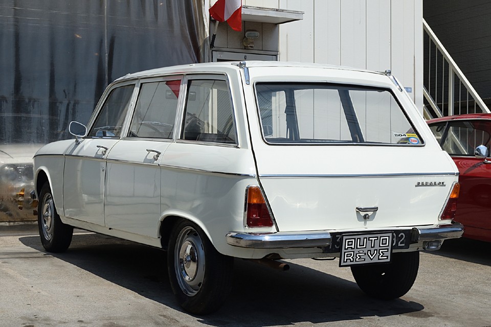 ボディ全体を見ても、派手さの無いシンプルで清潔感のあるデザインで好感が持てますね。