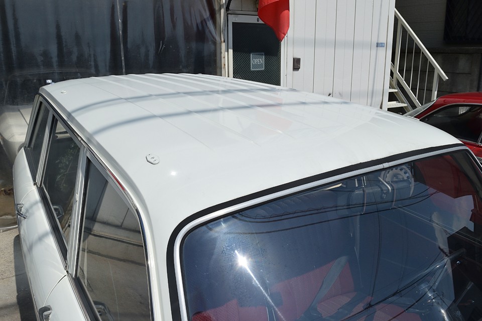 ボンネットやルーフも適度にツヤのある状態で、『手入れの行き届いた旧車』という雰囲気でしょうか。