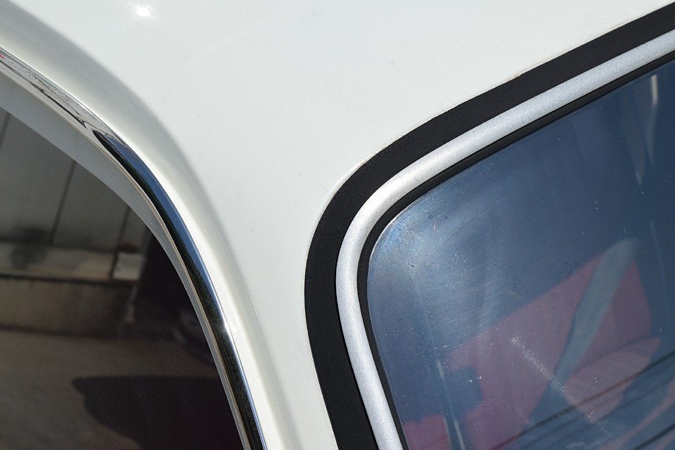 塗装時にこのウインドウストリップやモール類も一新されたようですね、既に真新しい！という感じではありませんが、ヒビや変色といった劣化した感じはありません。