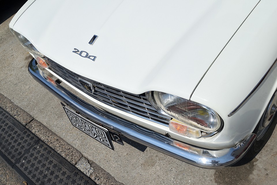 前後のスタイルの要のバンパーは、弊社入庫時に表面に薄いサビがポツポツありましたが、少し磨いただけでこの輝きになりました。