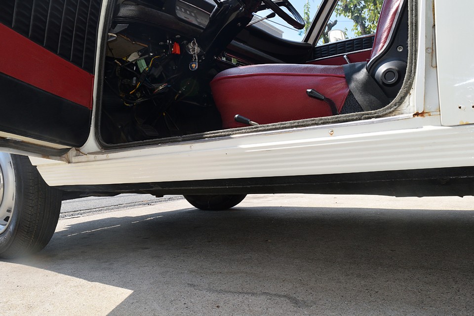 旧車は何と言ってもボディのサビ状態が気になるところですが、この個体はかなり優秀！さびやすいサイドシルがご覧の状態！塗装時にかなりのボディワークまで施されたようですね。