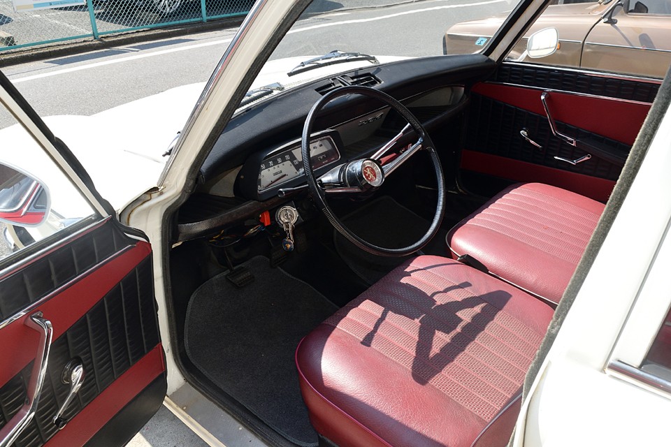 外観同様、手の入った印象のインテリア！パッと見回しても気になる程の損傷や汚れは無く、清潔で、何故だか妙に落ち着く感じ。