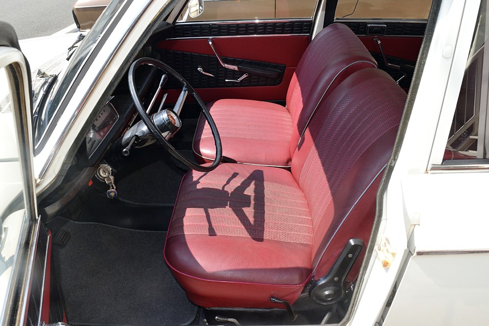 もちろん若干の使用感はありますが、外装同様、ヤレた感じというよりは馴染んで落ち着いた感じなので、結果かなりの好印象。