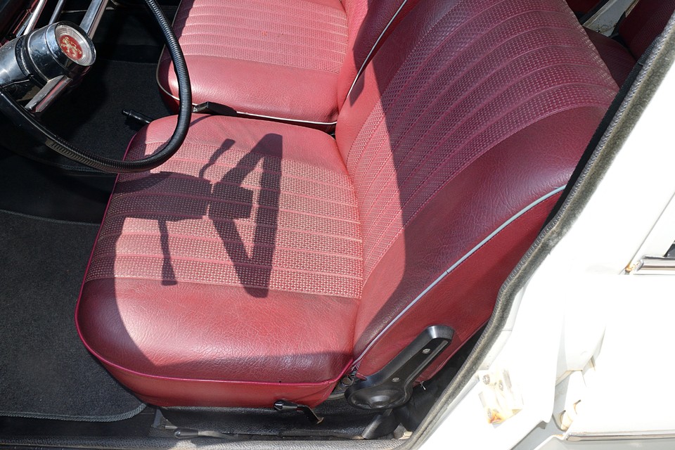 何故か運転席の座面だけパイピングが赤ですが、これくらいは愛嬌でしょうか。それよりフランス車の真骨頂とも言える、この厚手のフッワフワシートの座り心地ときたら・・・クセになるやつです。